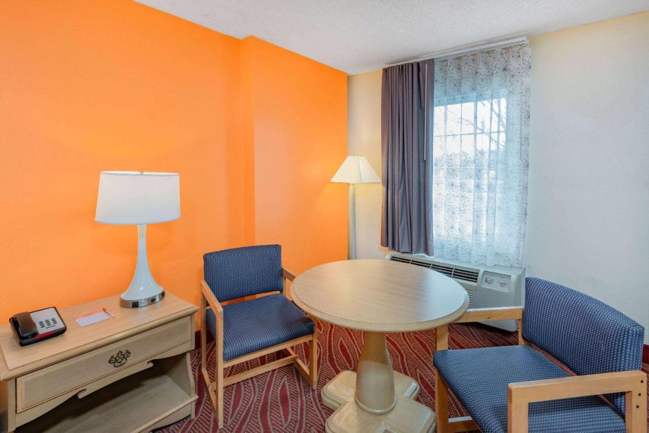 Howard Johnson By Wyndham Staunton Extérieur photo